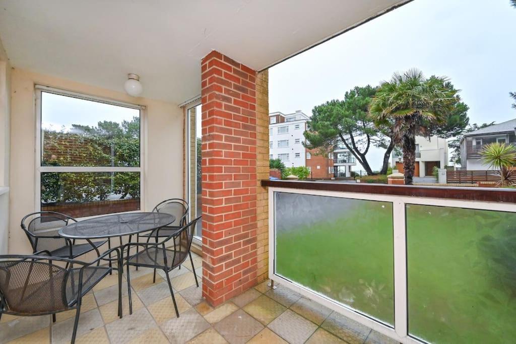 Spacious Sandbanks Apartment Near Beach And Bars With Free Parking Poole Extérieur photo