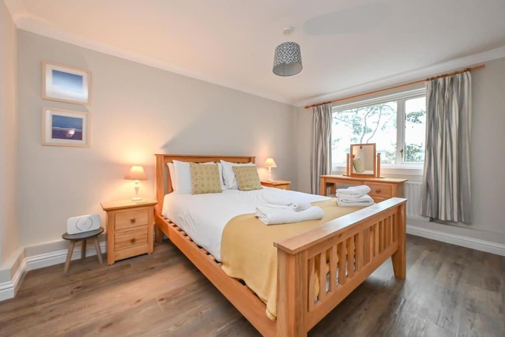 Spacious Sandbanks Apartment Near Beach And Bars With Free Parking Poole Extérieur photo